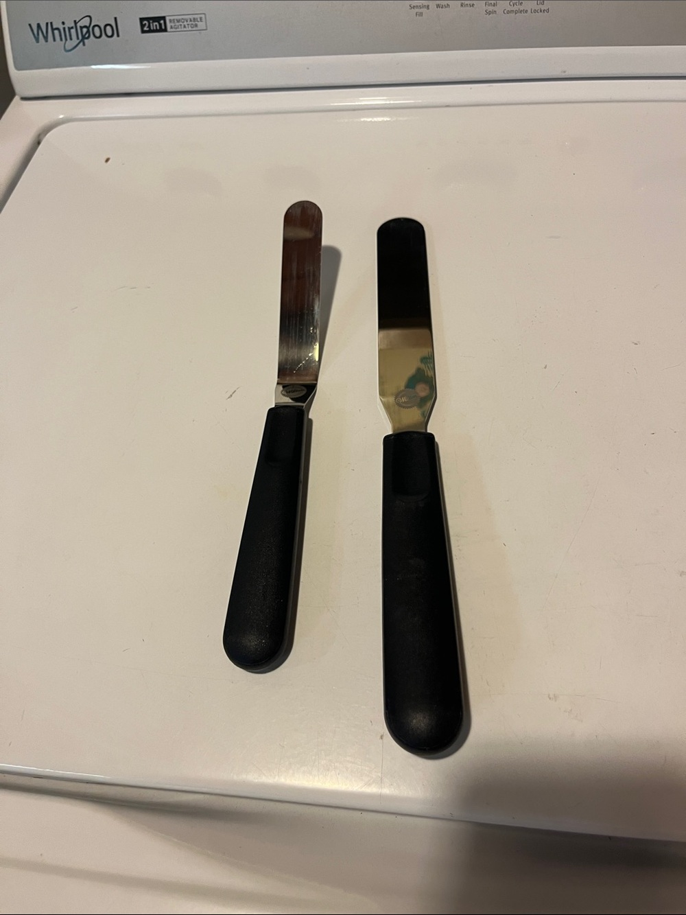 Wilton Cake decorating spatula set of 2